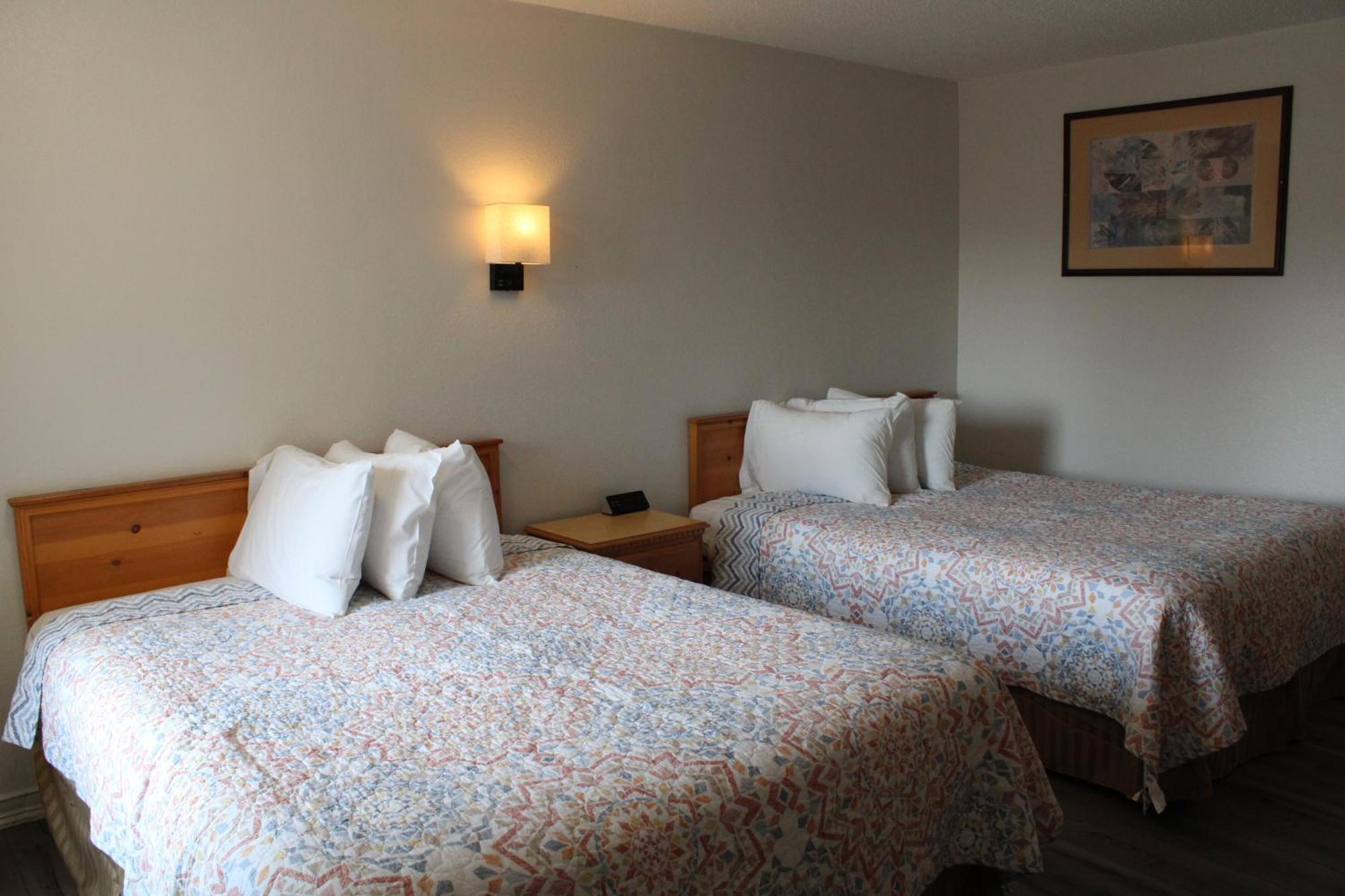 Pine Tree Inn Medford Bagian luar foto