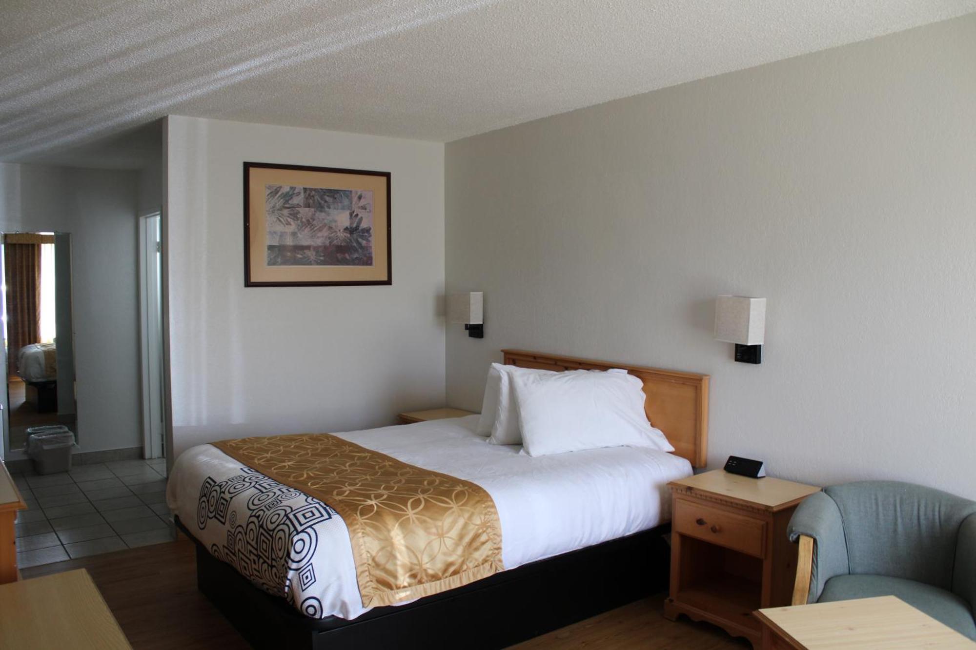 Pine Tree Inn Medford Bagian luar foto
